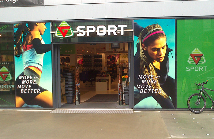 folieskjæring vindu vindusdekor g-sport utstilling utstillingsvindu merker logo logoer butikk vindusdekor etiketter klistremerker
