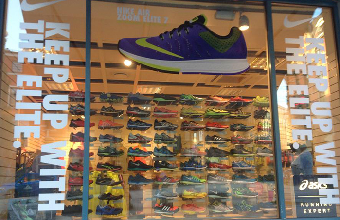 folieskjæring vindu vindusdekor nike utstilling utstillingsvindu merker logo logoer butikk vindusdekor etiketter klistremerker