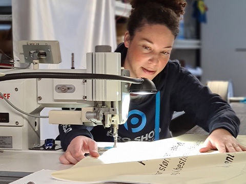 ferdiggjøring symaskin søm tekstil sying tekstilprint tekstil print gummilist nål og tård