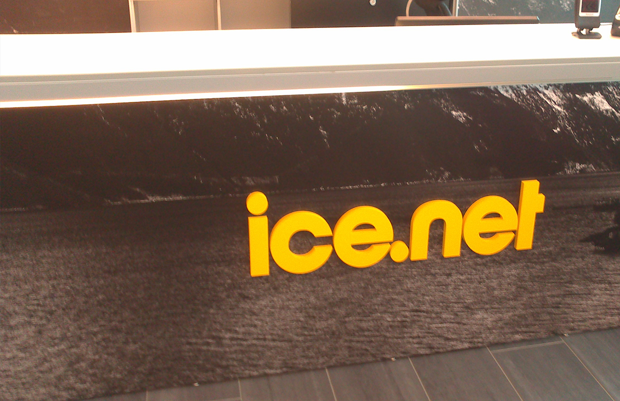 akrylskilt logo innendørs resepsjon disk informasjon ice.net